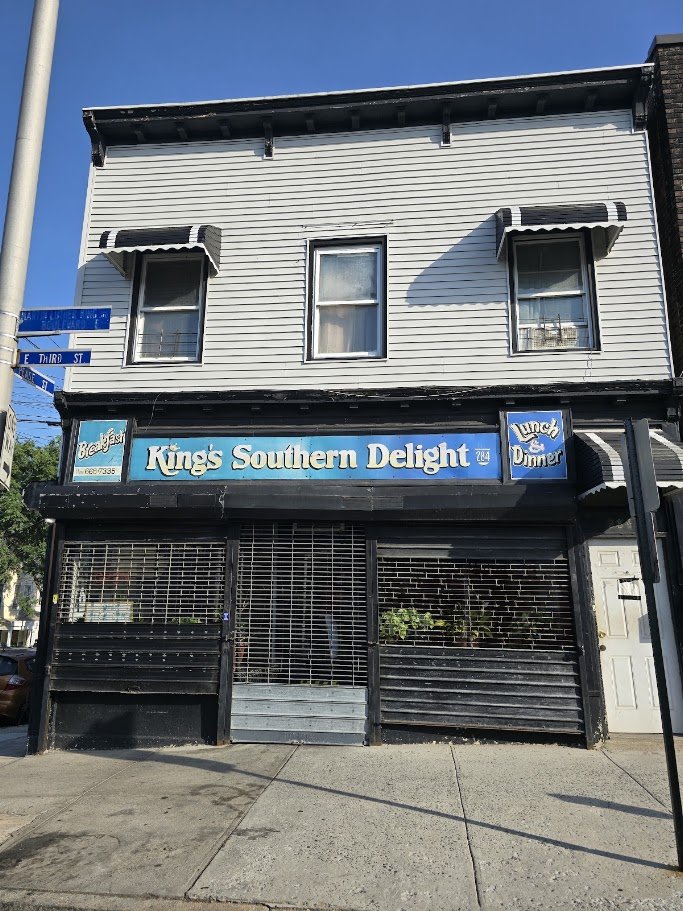 Front view of a casual Southern food restaurant.